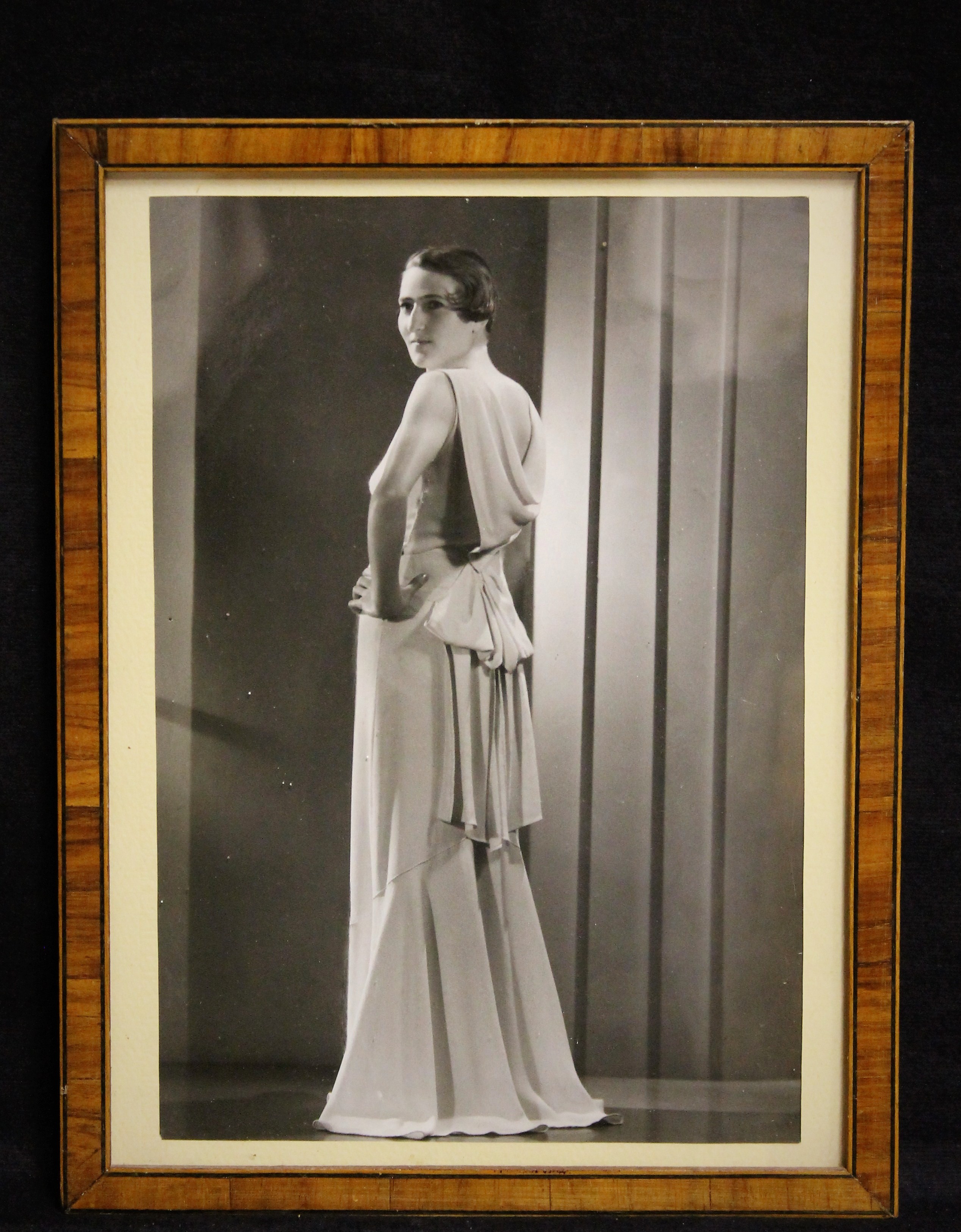Photo Femme en robe de soirée années 30